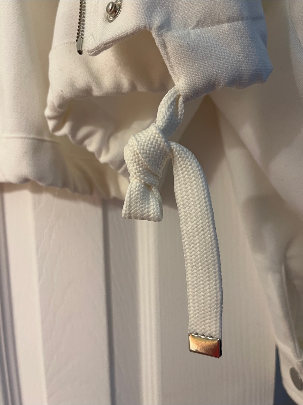 Jennifer Lopez White Cropped Hooded Jacket with Silver Zipper - Picture 4 of 6